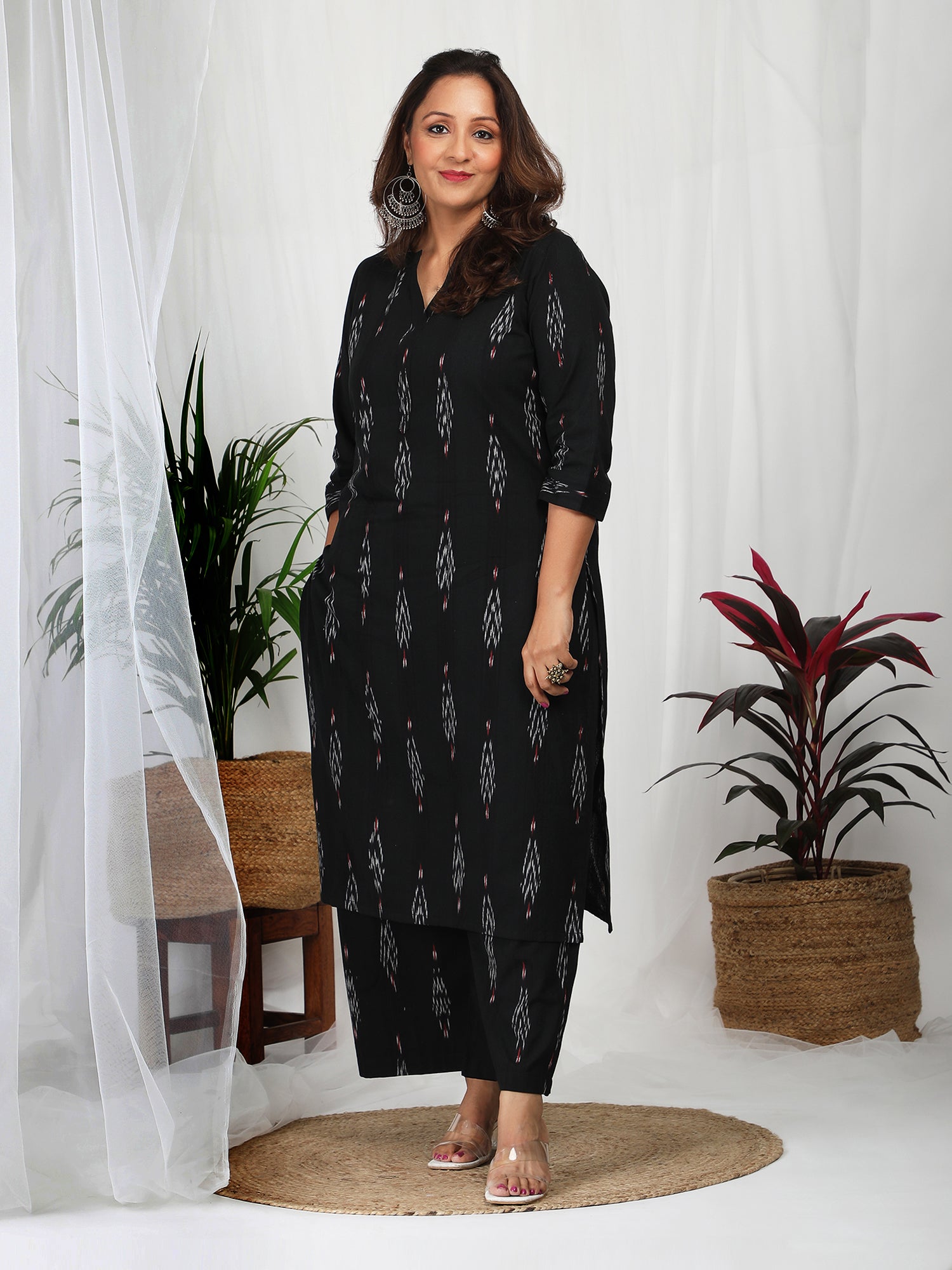 Black Ikkat kurta with pant set by Darzaania